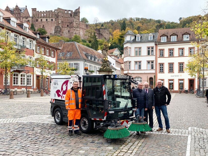 Heidelberg’s first electric sweeper is in operation in the Old Town. The picture shows (from left): Oleg Valjavin, driver, Rolf Friedel, Head of Waste Management and City Cleaning Heidelberg, Major Wolfgang Erichson and Michael Kraft, Head of the Cleaning Department of the City of Heidelberg.