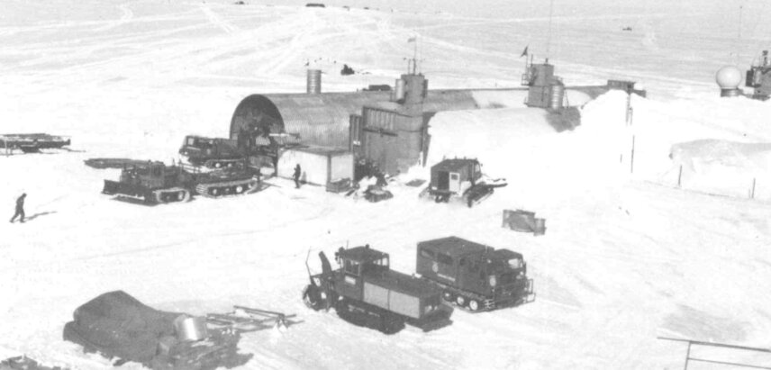 Schmidt’s VF 3-HR caterpillar snow cutter in use during construction of the German Antarctic Research Station