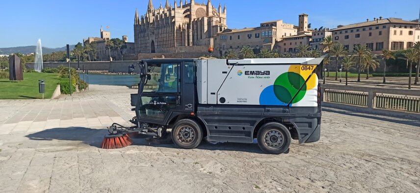 Emaya’s eSwingo 200⁺ in front of a historical backdrop in Palma de Mallorca. 