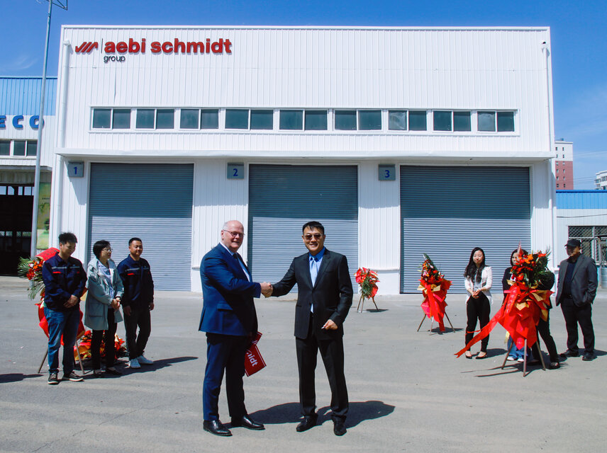 Shaking hands for a successful future: Rudi Rosenkamp, Head Sales Global and Member of the Executive Board and Zhong Xing Hua, Managing Director & Owner of HLRC Ltd.